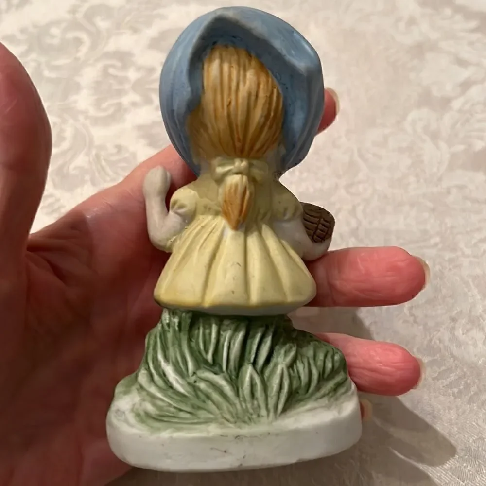 Vintage girl & boy porcelain figurines no chips cracks or discoloration EVC